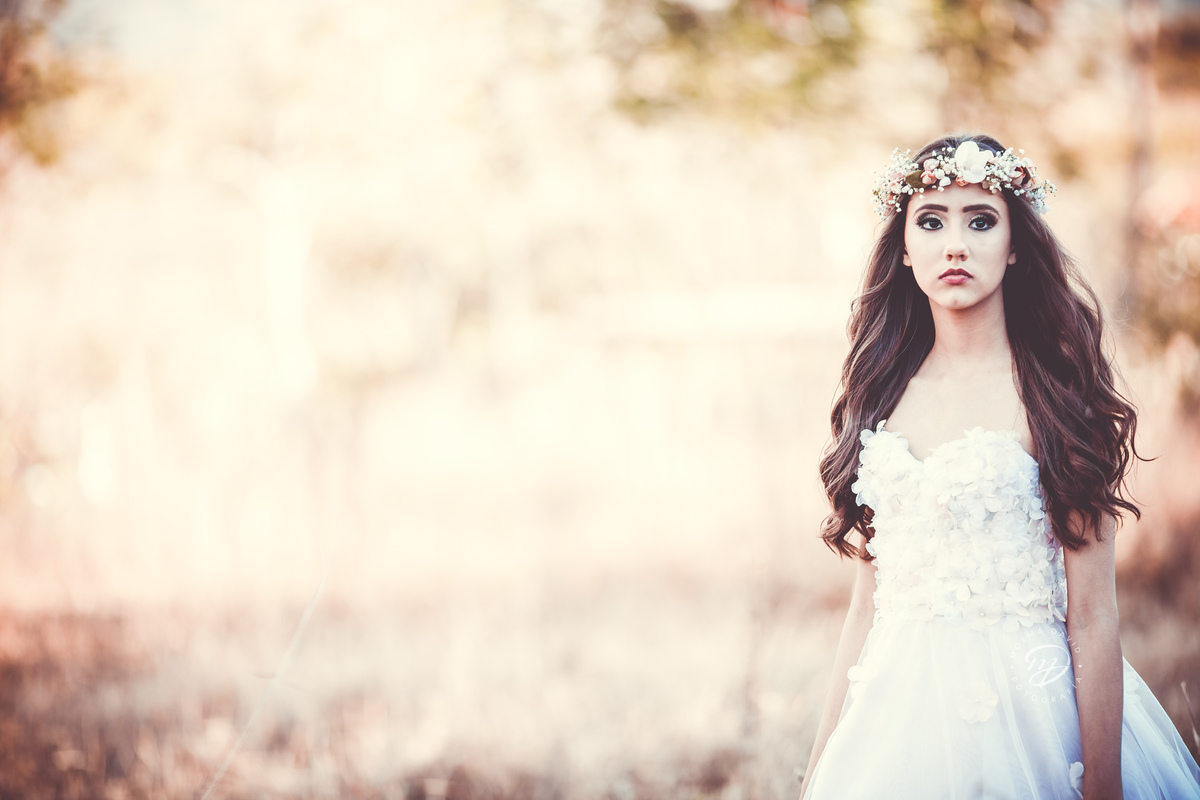 Debutante 15 anos natureza ar livre coroa de flores vestido rosa floral galhos luz natural floresta