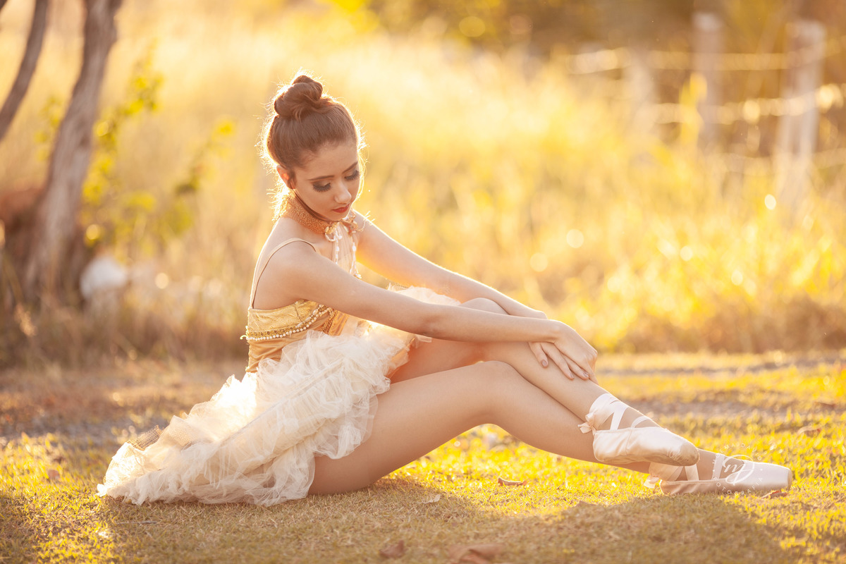 Debutante 15 anos natureza ar livre coroa de flores vestido rosa floral galhos luz natural floresta bailarina coque sapatilha ballet