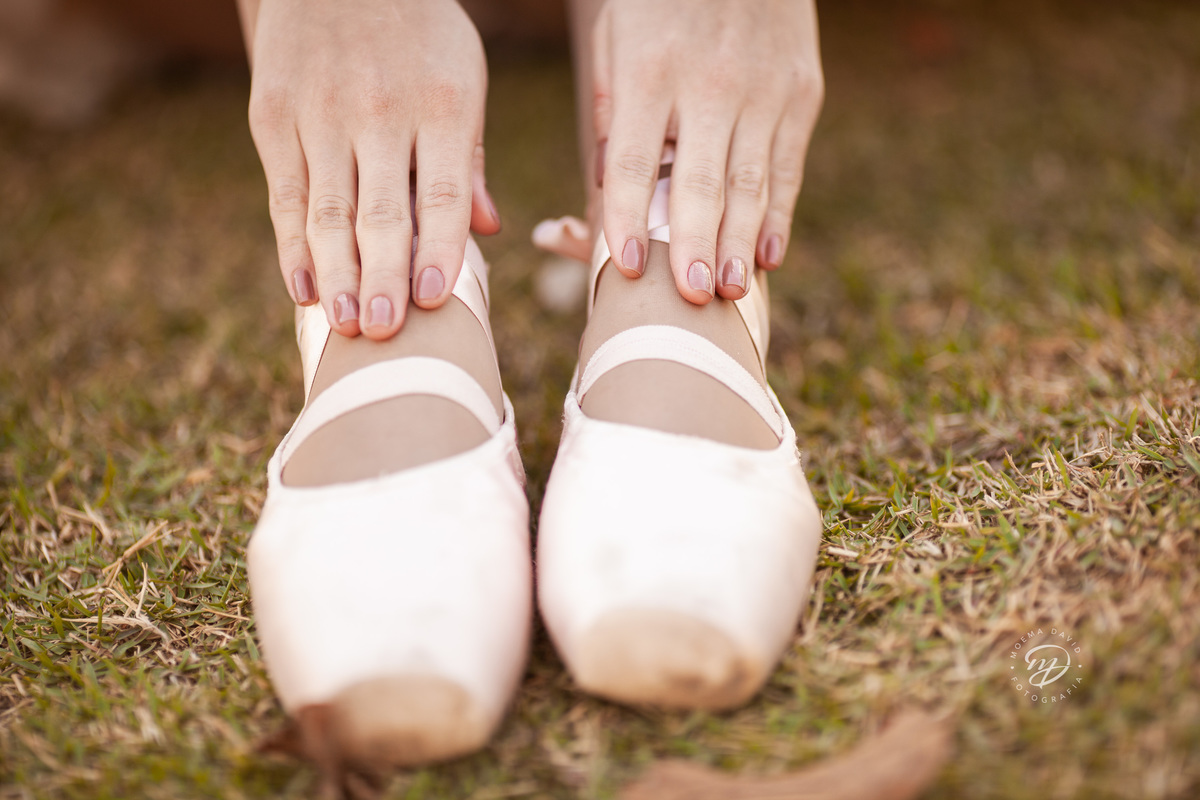 Debutante 15 anos natureza ar livre coroa de flores vestido rosa floral galhos luz natural floresta bailarina coque sapatilha ballet maos delicadas