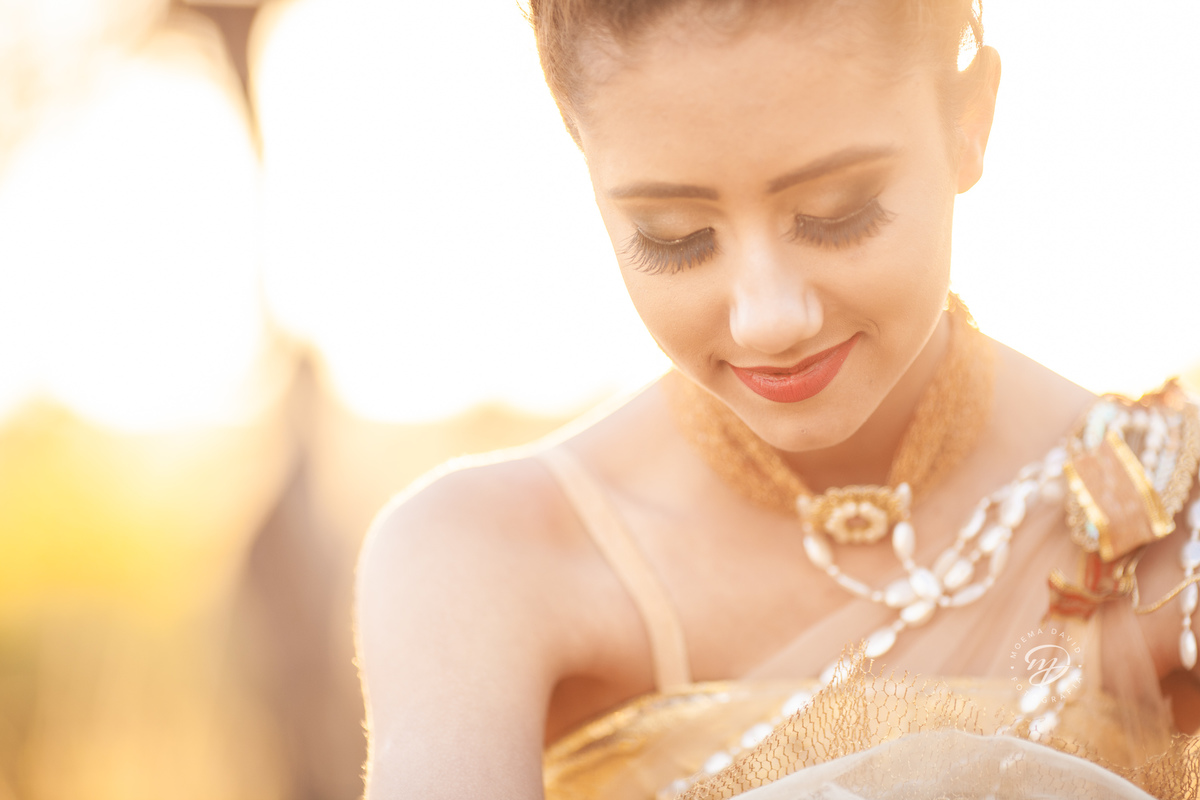 Debutante 15 anos natureza ar livre coroa de flores vestido rosa floral galhos luz natural floresta bailarina coque sapatilha ballet