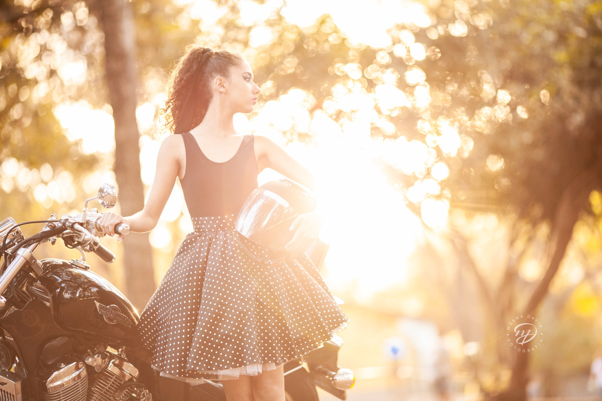 Debutante 15 anos natureza ar livre coroa de flores vestido rosa floral galhos luz natural floresta bailarina coque sapatilha ballet por do sol moto antiga 