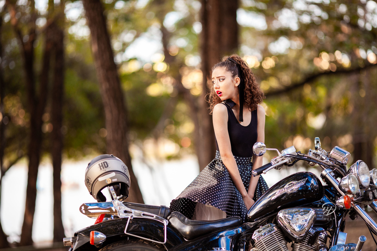 Debutante 15 anos natureza ar livre coroa de flores vestido rosa floral galhos luz natural floresta bailarina coque sapatilha ballet por do sol moto antiga  parque