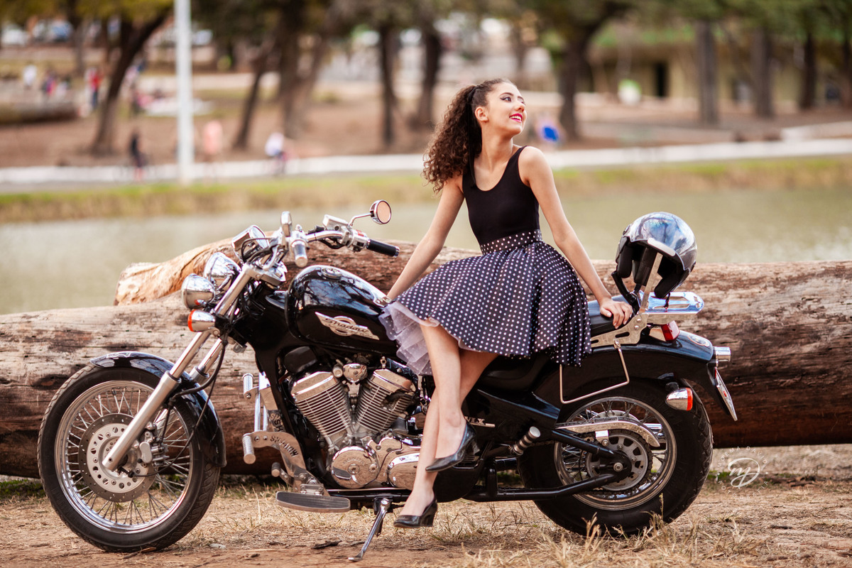Debutante 15 anos natureza ar livre coroa de flores vestido rosa floral galhos luz natural floresta bailarina coque sapatilha ballet por do sol moto antiga  parque