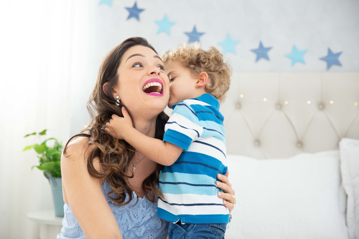 Menino lindo olhos azuis brinquedos carrinhos balões mamãe cochicho