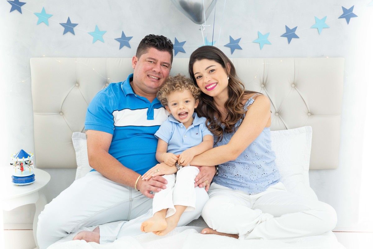 Menino lindo olhos azuis brinquedos carrinhos balões cama trem carrossel céu estrelas colo papai mamae cosquinha