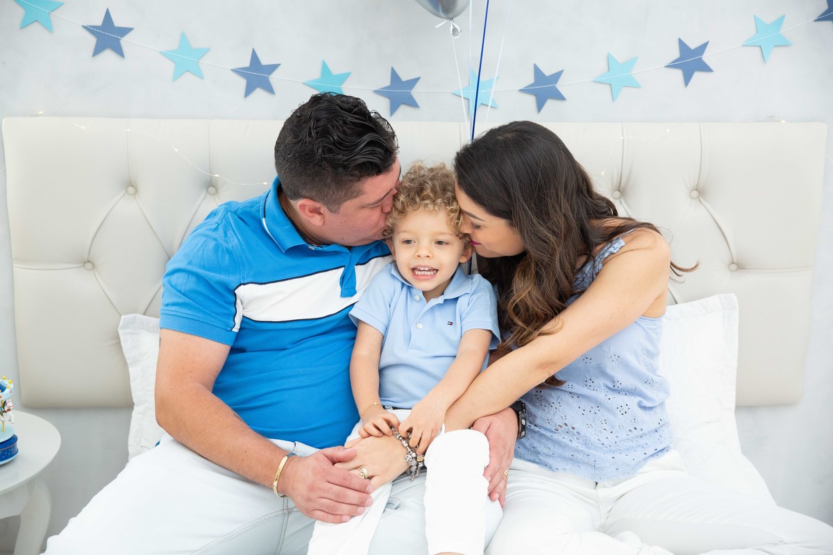 Menino lindo olhos azuis brinquedos carrinhos balões cama trem carrossel céu estrelas colo papai mamae beijo