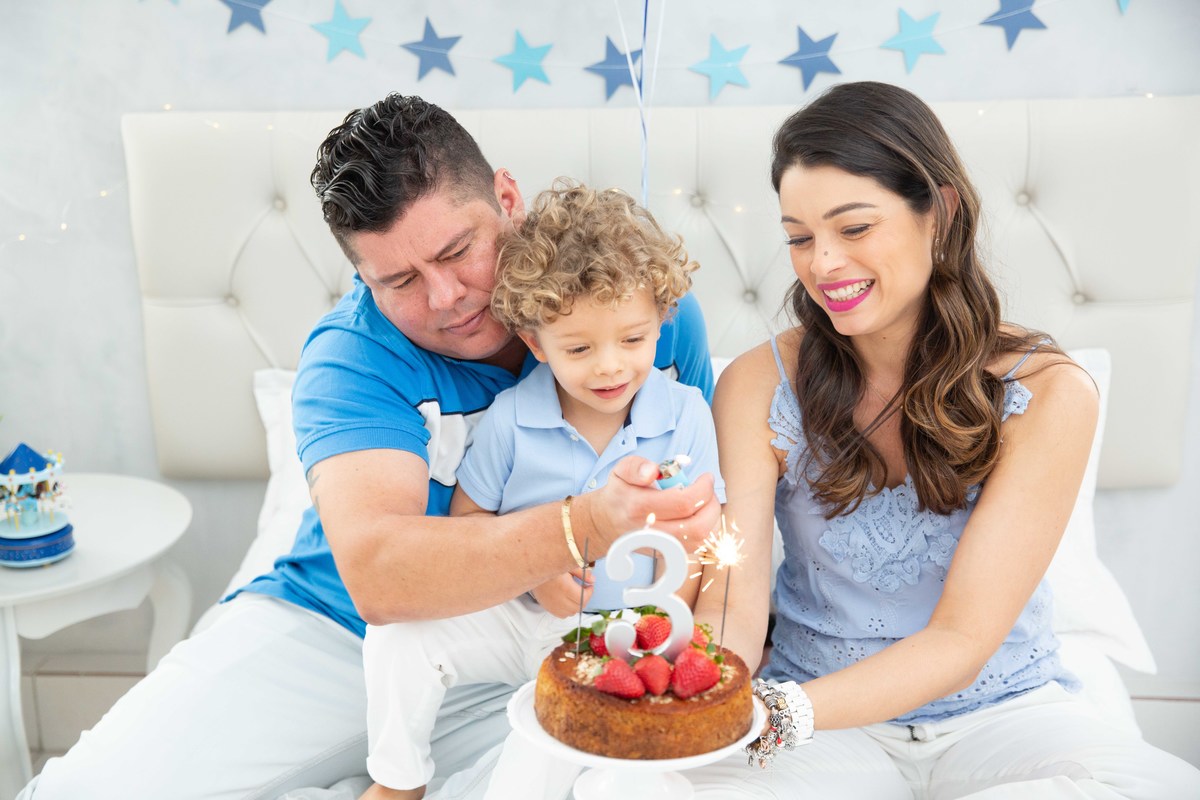 Menino lindo olhos azuis brinquedos carrinhos balões cama trem carrossel céu estrelas colo papai mamae parabéns velinhas