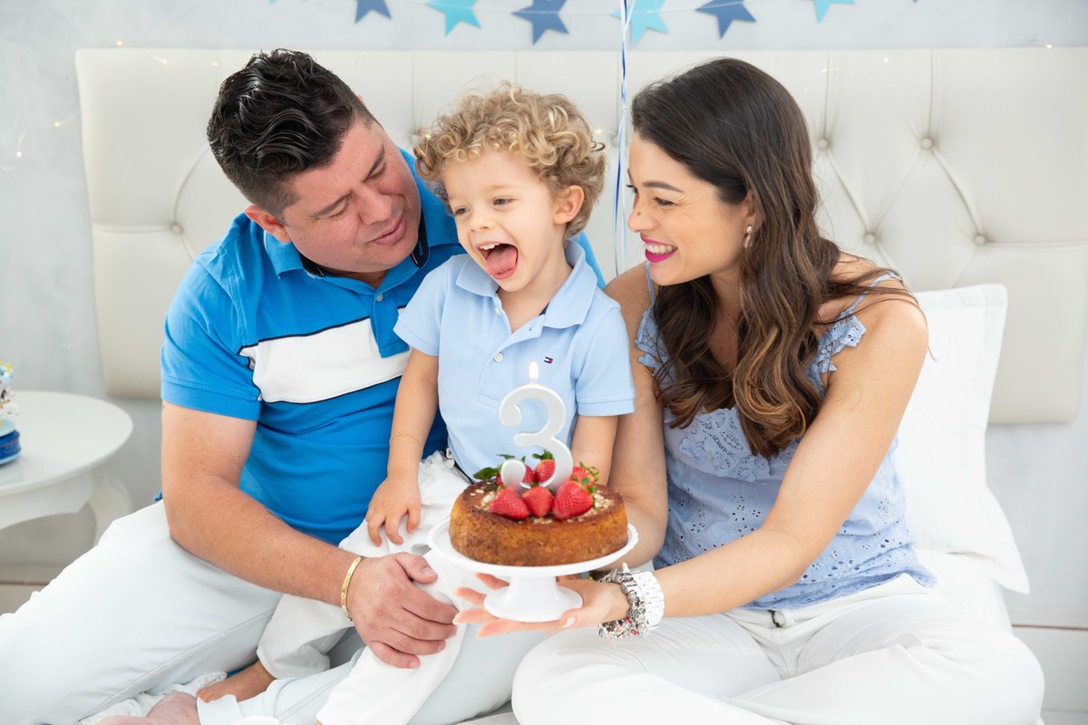 Menino lindo olhos azuis brinquedos carrinhos balões cama trem carrossel céu estrelas colo papai mamae sapeca divertido