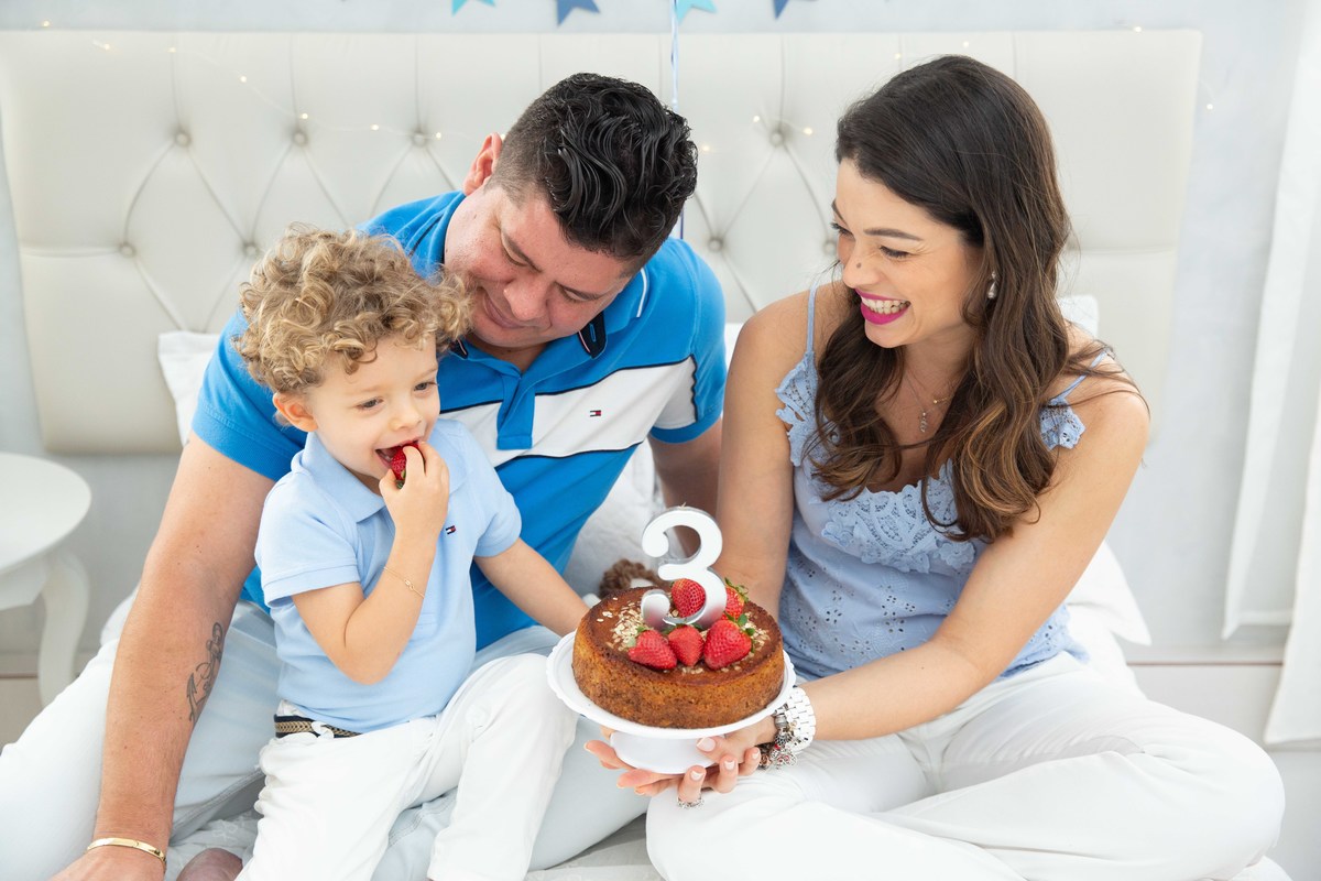 Menino lindo olhos azuis brinquedos carrinhos balões cama trem carrossel céu estrelas colo papai mamae soprando velinhas morangos comer saudavel bolo banana