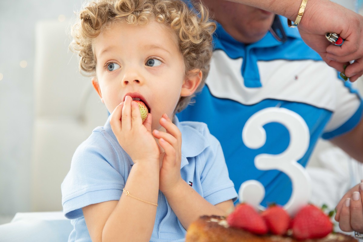 Menino lindo olhos azuis brinquedos carrinhos balões cama trem carrossel céu estrelas colo papai mamae soprando velinhas morangos comer saudavel bolo banana