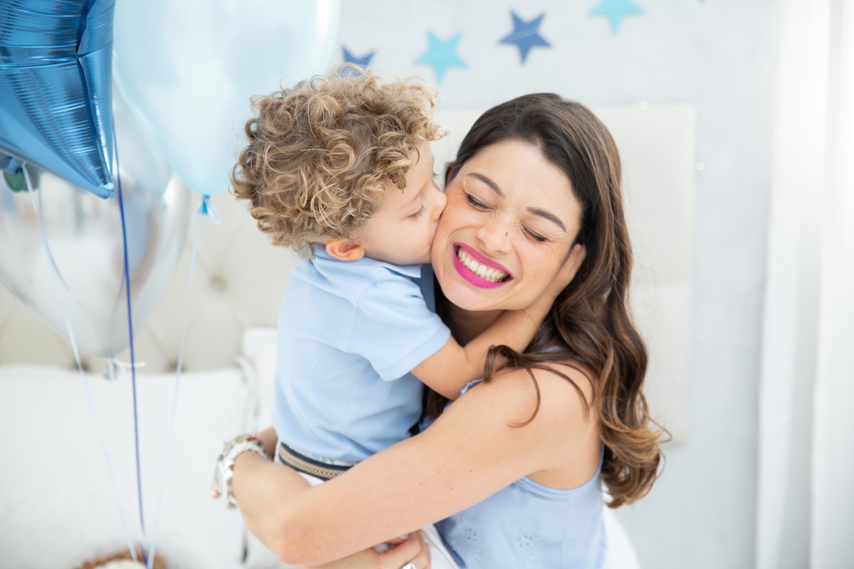 Menino lindo olhos azuis brinquedos carrinhos balões cama trem carrossel céu estrelas colo papai mamãe soprando velinhas morangos comer saudável bolo banana papai abraço