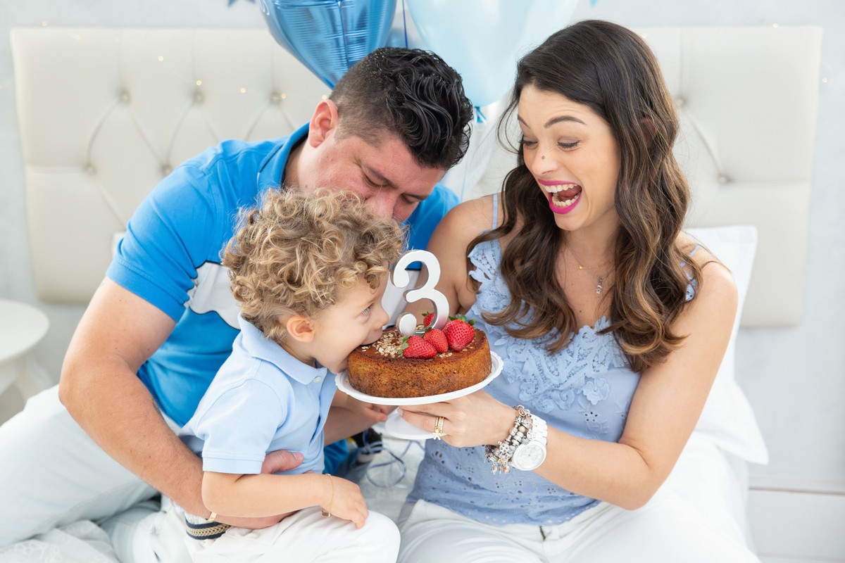 Menino lindo olhos azuis brinquedos carrinhos balões cama trem carrossel céu estrelas colo papai mamãe soprando velinhas morangos comer saudável bolo banana papai abraço comendo bolo