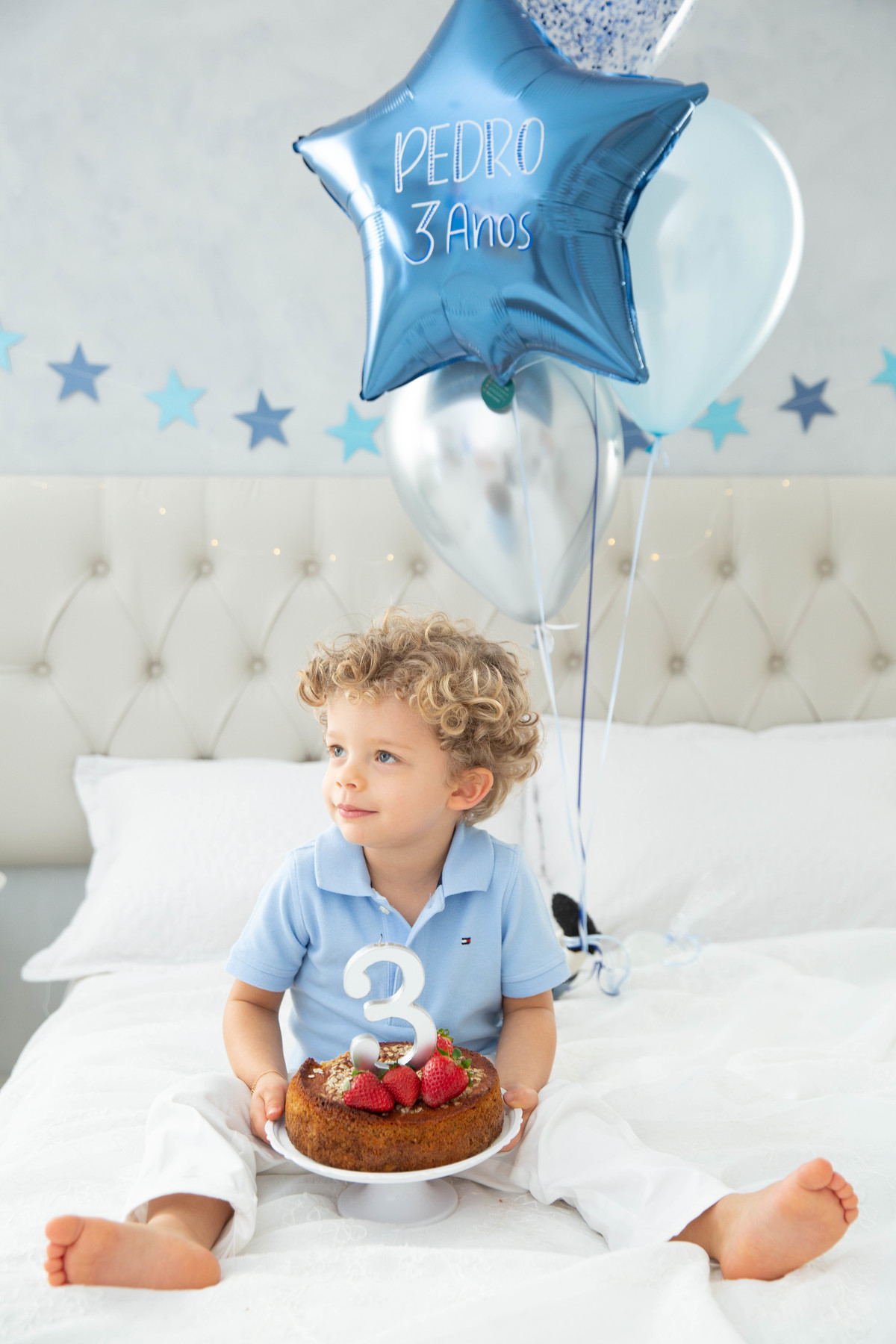 Menino lindo olhos azuis brinquedos carrinhos balões cama trem carrossel céu estrelas colo papai mamãe soprando velinhas morangos comer saudável bolo banana papai abraço comendo