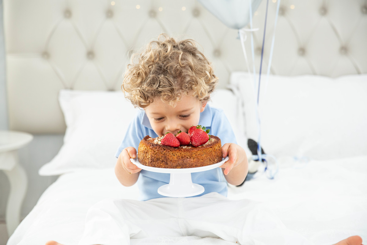 Menino lindo olhos azuis brinquedos carrinhos balões cama trem carrossel céu estrelas colo papai mamãe soprando velinhas morangos comer saudável bolo banana papai abraço comendo