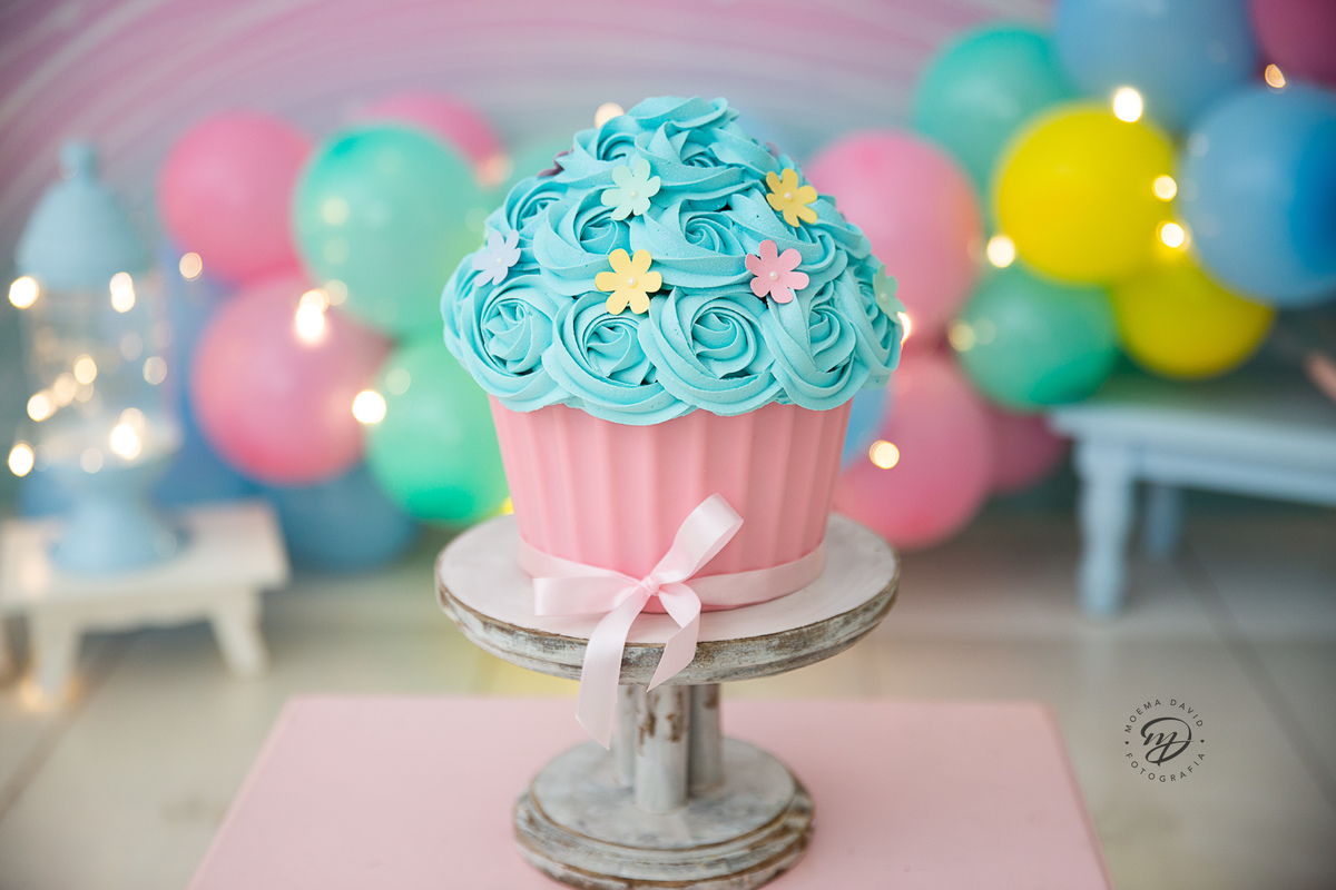Bolo Big Cup cake da Doceria Arco-íris em tons de azul e rosa com flores de papel. Suporte Props do Bem.