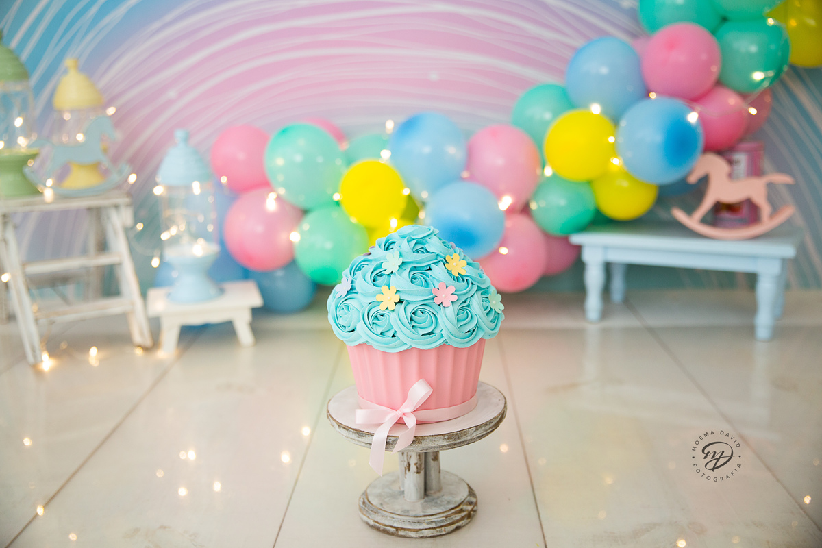 Bolo Big Cup cake da Doceria Arco-íris em tons de azul e rosa com flores de papel. Suporte Props do Bem. Balões da Top festas - BH.