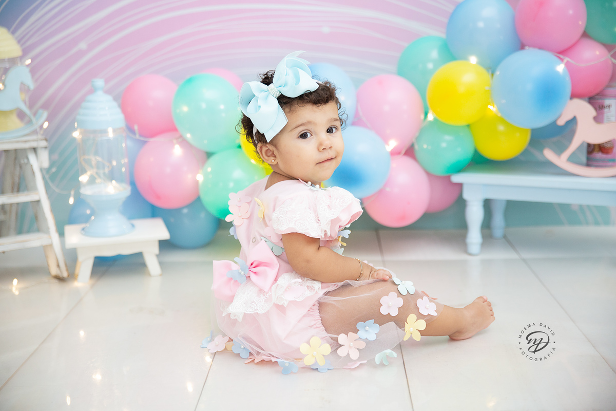 Manu usa laço by Lina Laços, e está muito charmosa em seu ensaio Smash the cake com este vestido lindo de florzinhas!