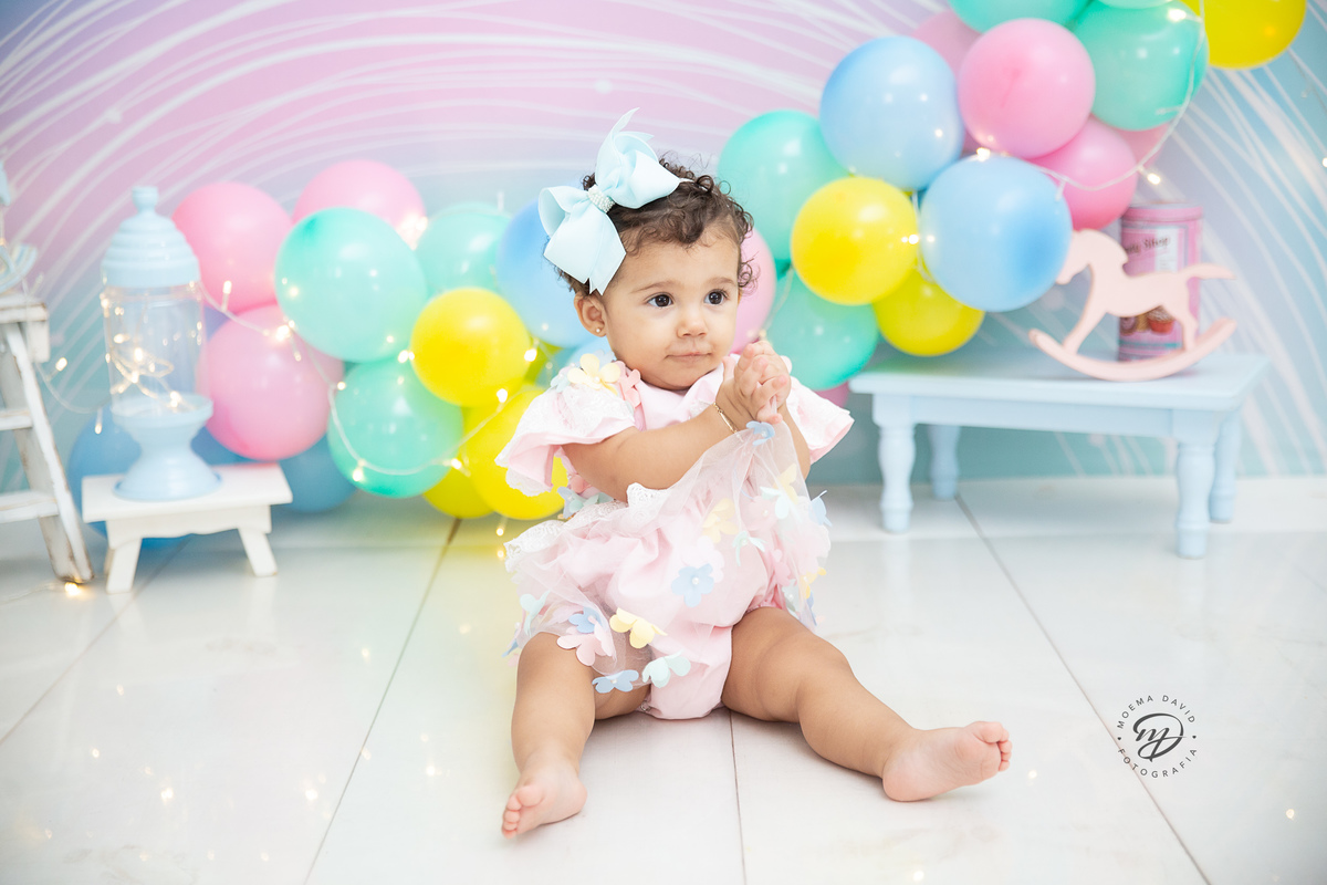 Manu usa laço by Lina Laços, e está muito charmosa em seu ensaio Smash the cake com este vestido lindo de florzinhas! Viva, vamos celebrar!