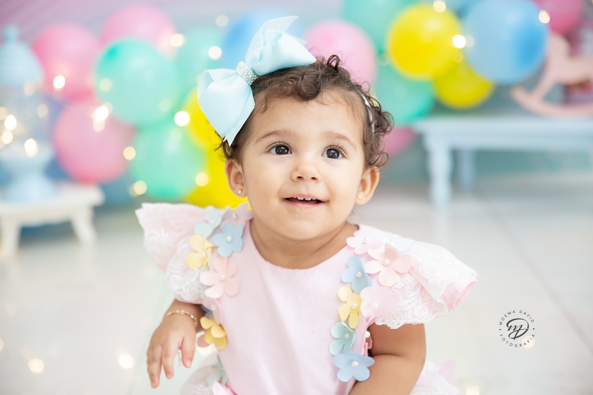 Manu usa laço by Lina Laços, e está muito charmosa em seu ensaio Smash the cake com este vestido lindo de florzinhas! Olha que alegria!