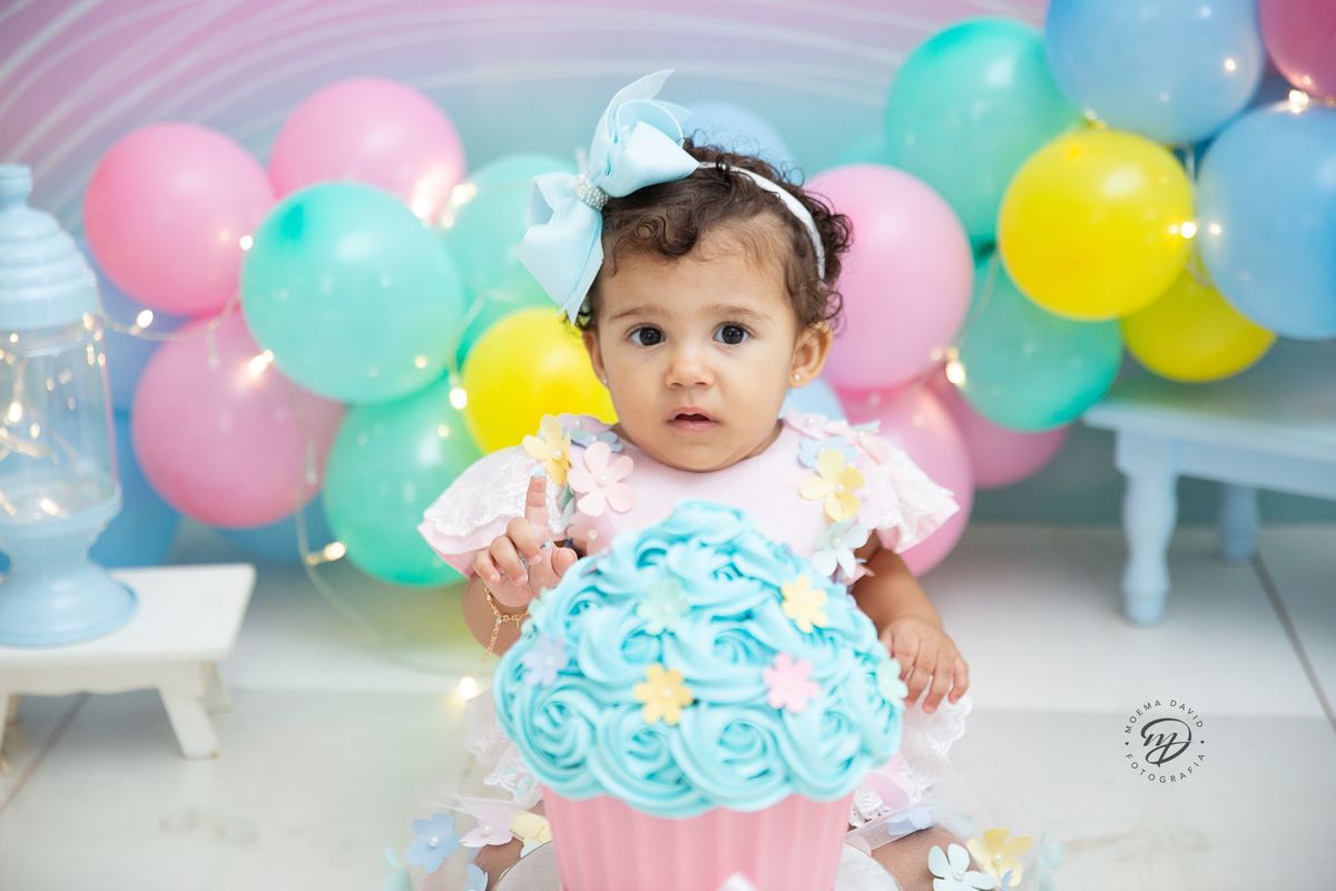 Manu usa laço by Lina Laços, e está muito charmosa em seu ensaio Smash the cake com este vestido lindo de florzinhas! Será que posso encostar no bolo?
