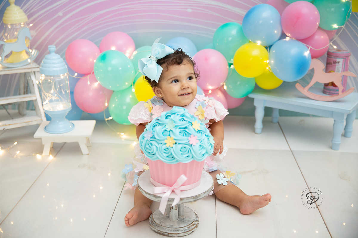 Manu usa laço by Lina Laços, e está muito charmosa em seu ensaio Smash the cake com este vestido lindo de florzinhas! Olha que alegria!