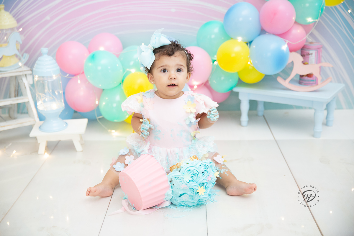 Ensaio Smash the cake - Manu ficou sem saber se podia derrubar o bolo! E agora, pode mamãe?