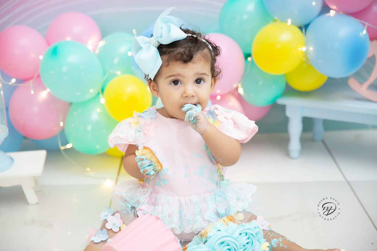 Hummm.... Ensaio Smash the cake - Manu bem que gostou dessa delícia de bolo!