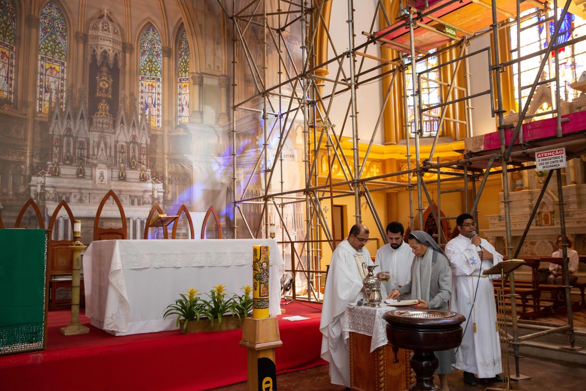 Deus derramando sua unção no batismo da Luiza. Fiquei apaixonada com essa luz no fundo, a própria glória de Deus sendo derramada durante a oração do sacerdote.
