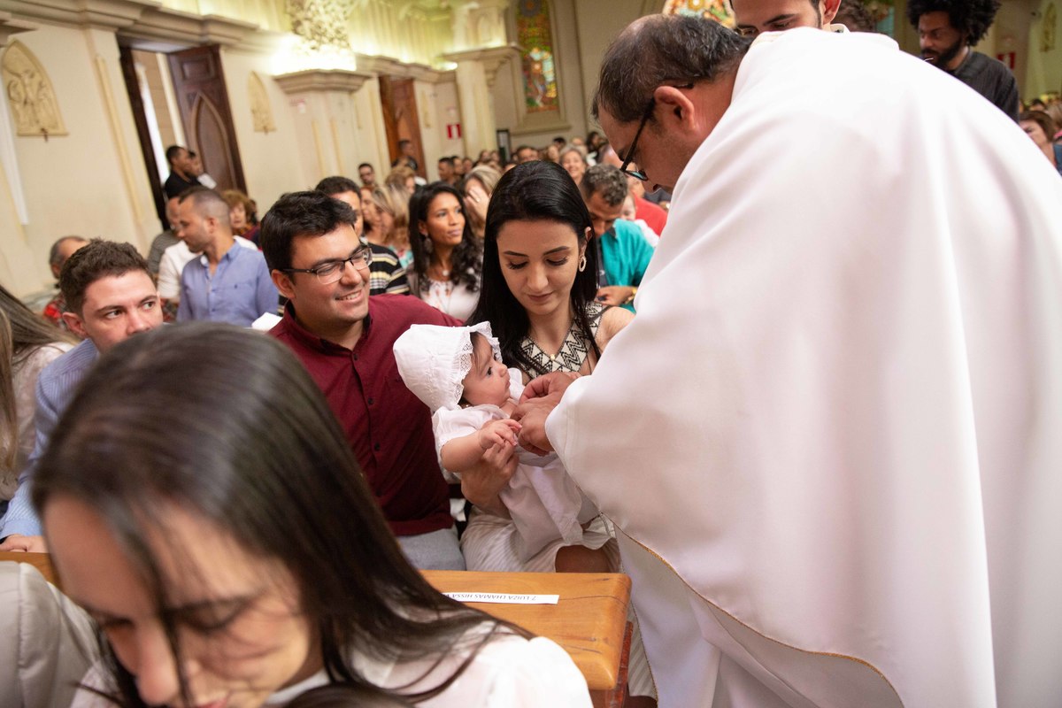 Unção da criança no batismo.
