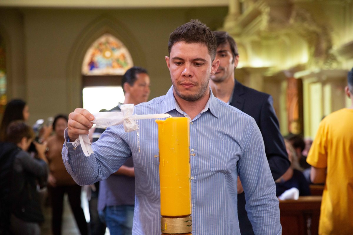 Padrinho e a vela do batismo, vela batismal.