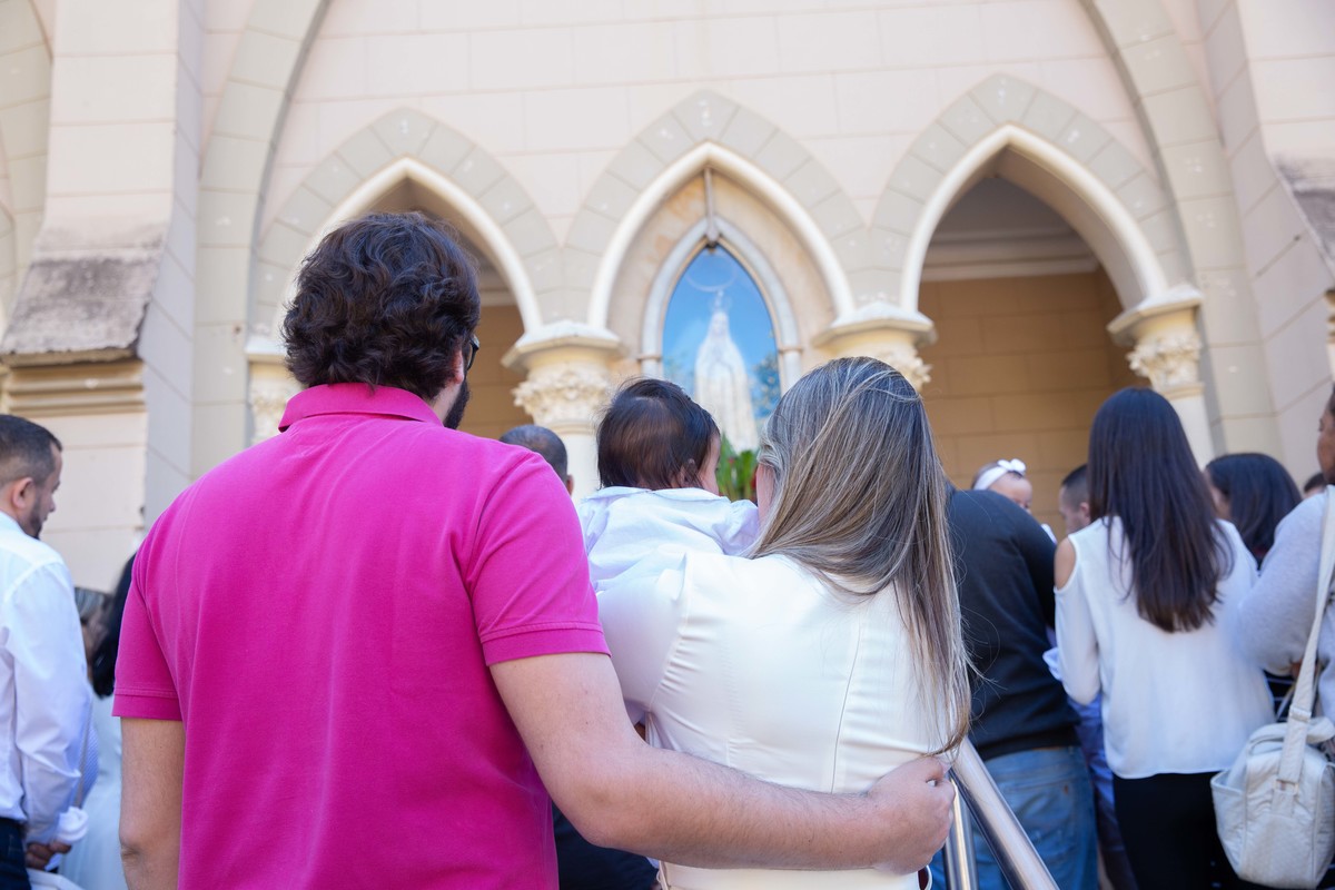 Consagração, bebe no colo dos padrinhos de consagração.