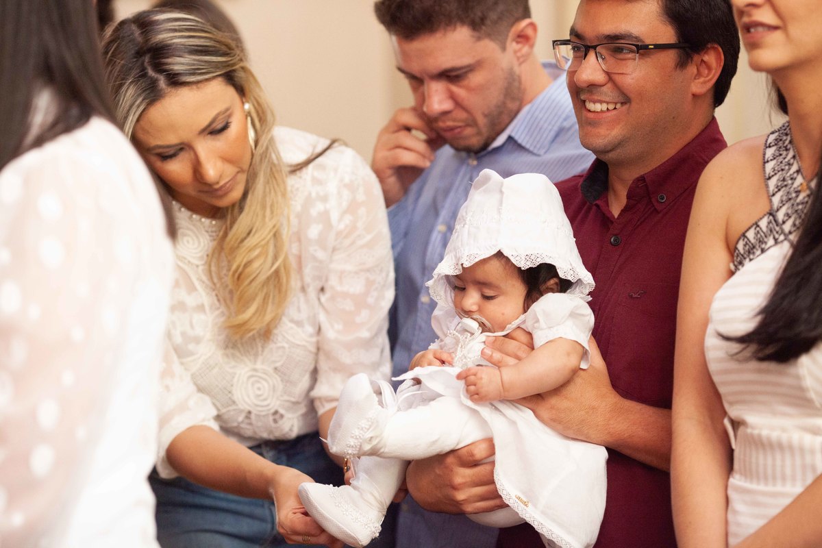 Madrinha arrumando o sapatinho.