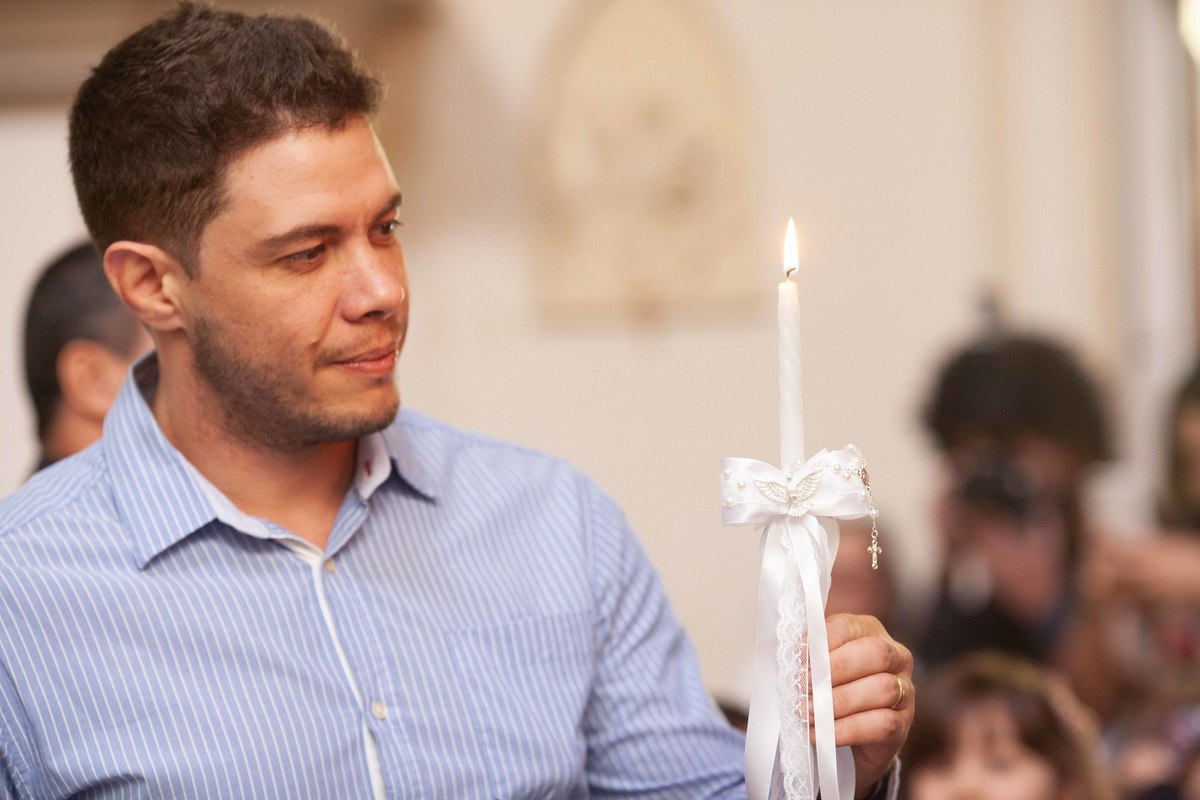 Padrinho e a vela do batismo, vela batismal.