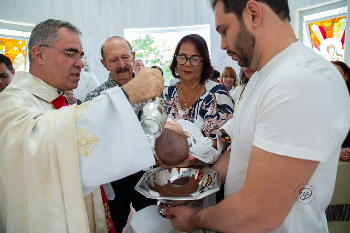 Momento da água sendo derramada na cabeça do Lucas, momento ápice do batismo.