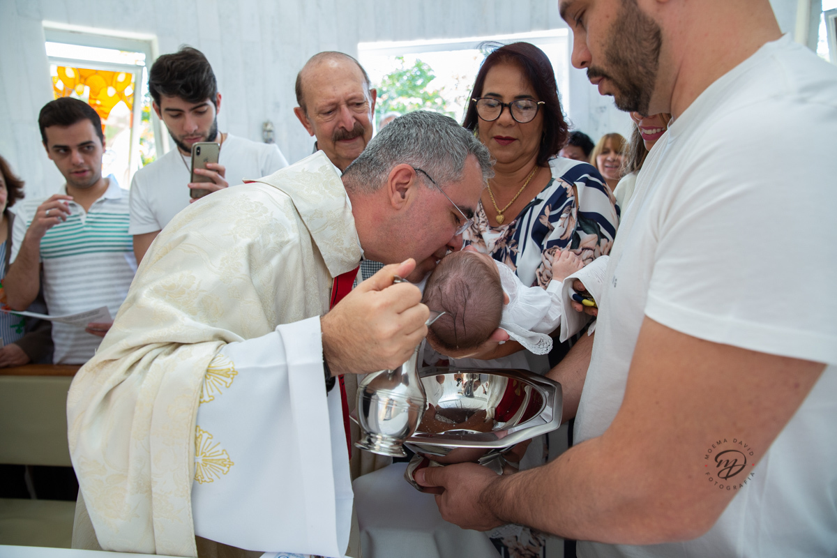 Momento da água sendo derramada na cabeça do Lucas, momento ápice do batismo.