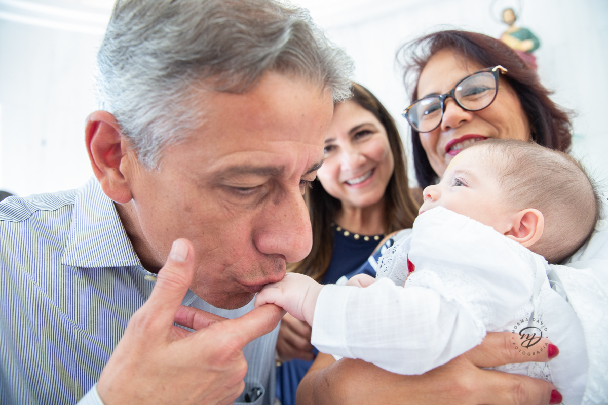 Avô beijando o netinho no batismo