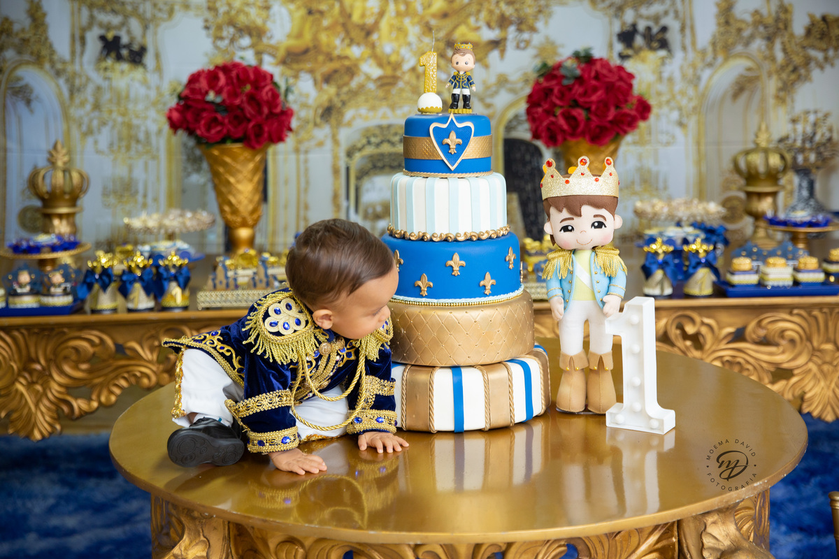 Príncipe Henrique em cima da mesa curtinho sua decoração