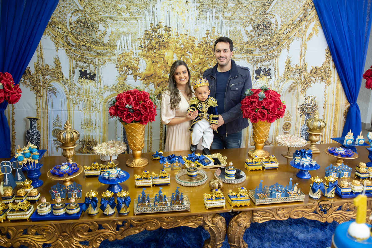 Príncipe Henrique com sua roupa de luxo na mesa da decoração
