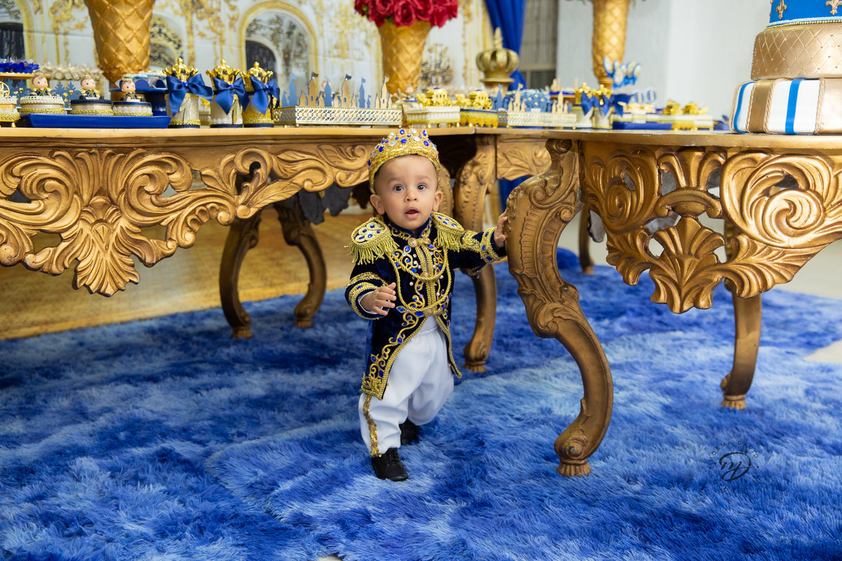 Príncipe Henrique em pé correndo em sua festa.