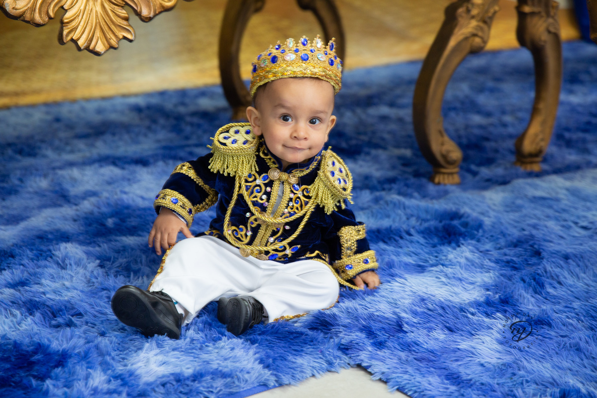 Príncipe Henrique sentado no chão curtinho sua festa