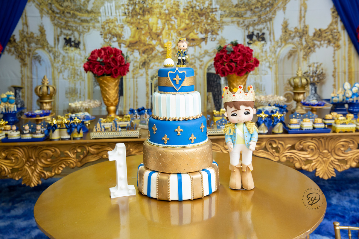 Bolo maravilhoso para abrilhantar ainda mais a decoração luxuosa de reinado