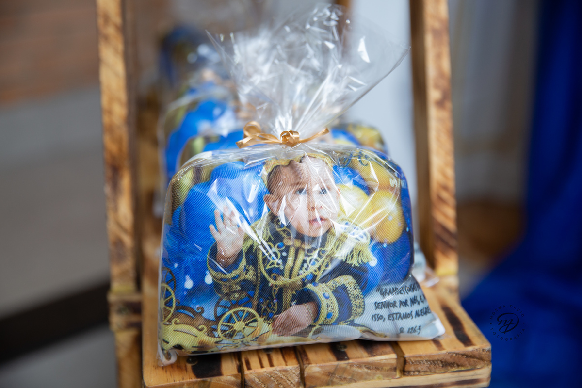 Lembrancinha do aniversário - uma almofadinha dupla face com canetinhas para colorir