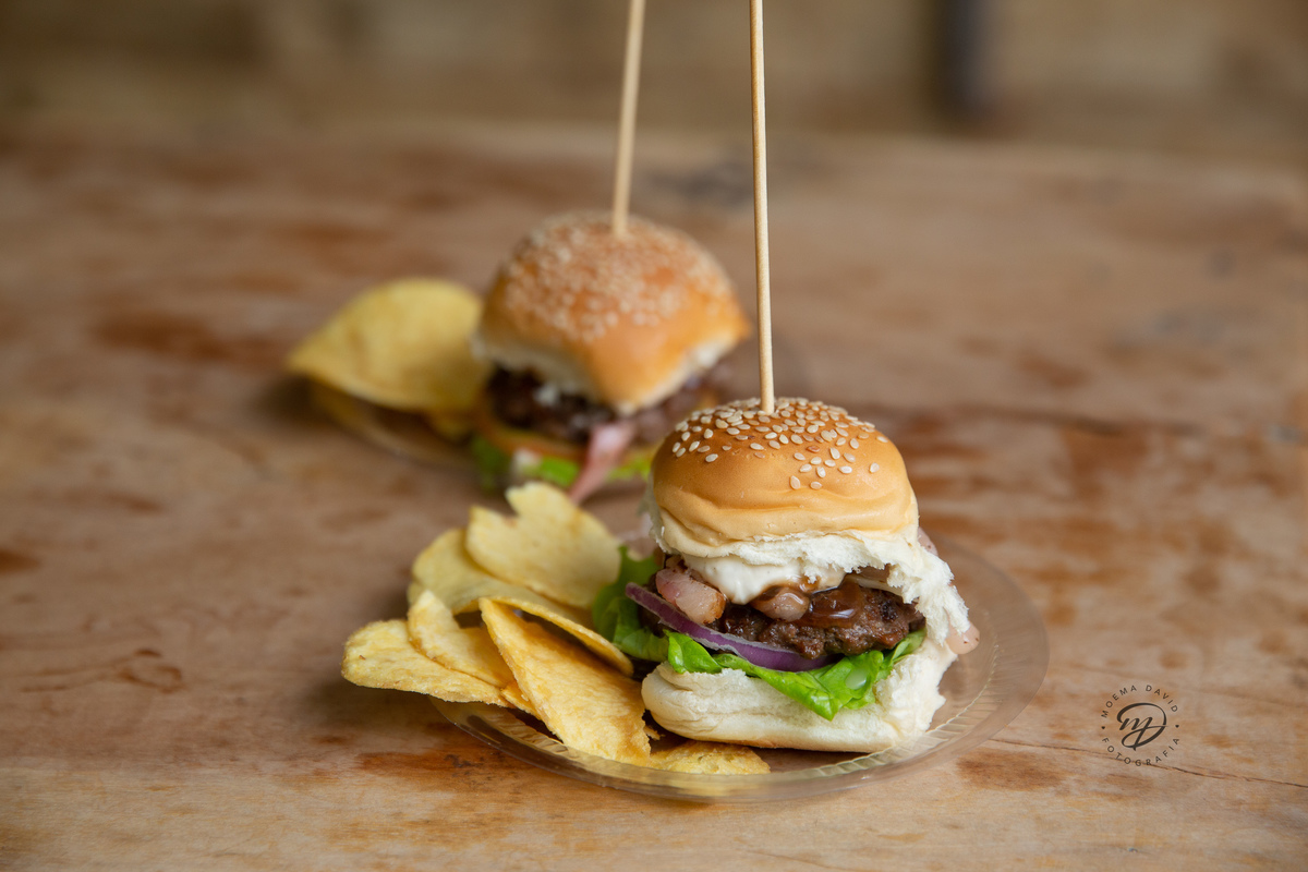 A empresa Brutus Gourmet cuidou do rodízio de hambúrgueres artesanais. Deliciosos!