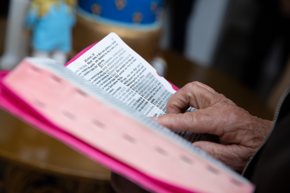 A vovó levou sua bíblia e fez uma oração linda no aniversário do príncipe Henrique.