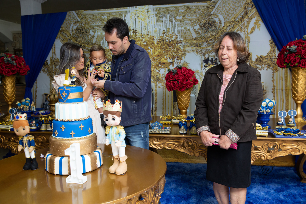 A vovó fez uma oração linda no aniversário do príncipe Henrique.