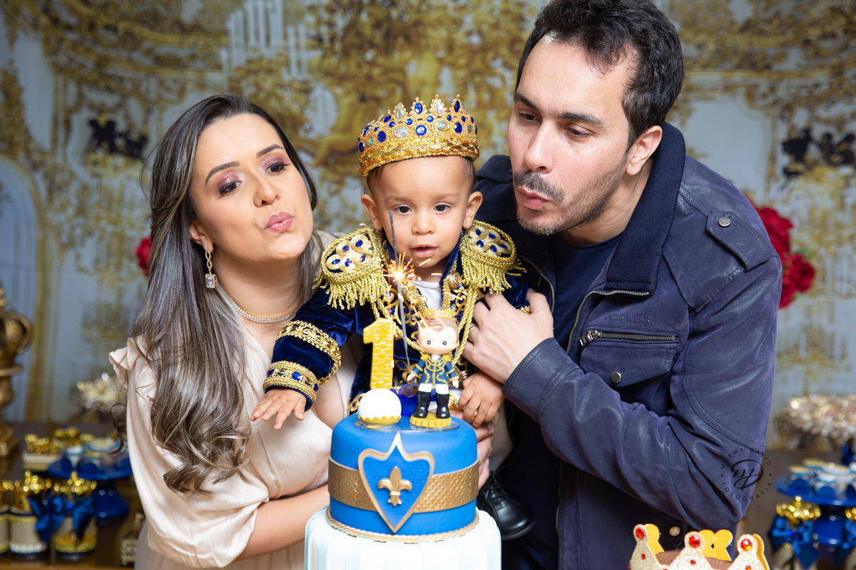 Hora de assoprar as velinhas do príncipe Henrique! 