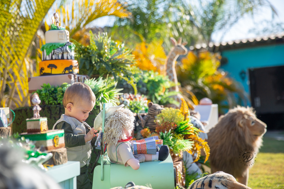 Aniversário Safari Baby: José Miguel se divertindo com a decoração.