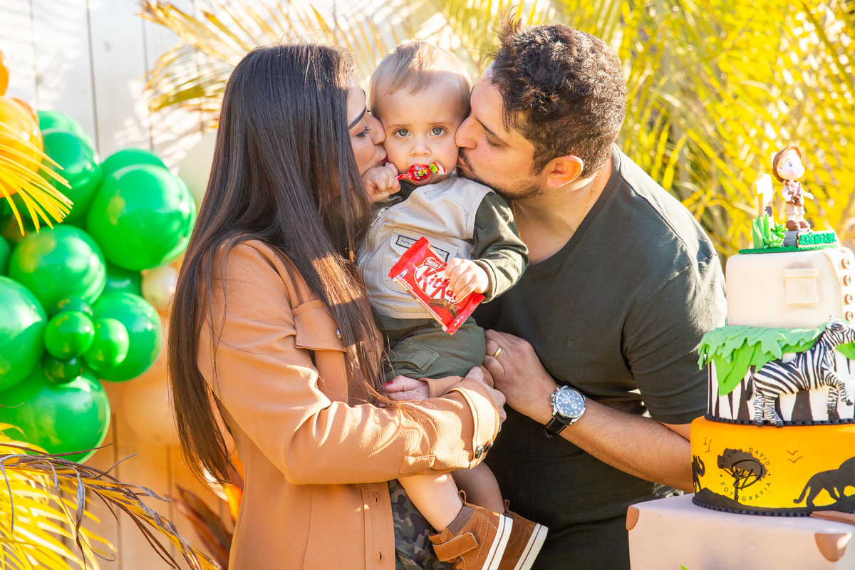 Aniversário Safari Baby: Pais com o José Miguel no colo, beijando ele no rosto!