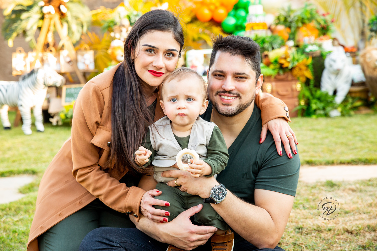 Aniversário Safari Baby: Pais abraçando o José Miguel.