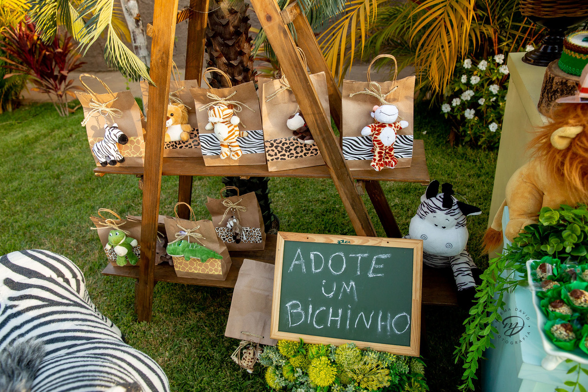 Aniversário Safari Baby: Decoração linda, detalhes das lembrancinhas. Sacolinha com animais de pelúcia,